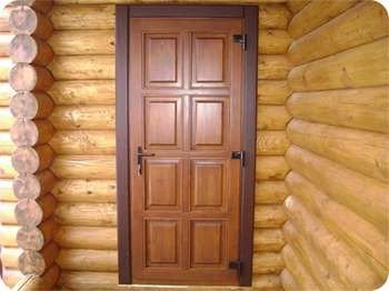 Вхідні деревяні двері з масиву