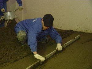 Водяна тепла підлога в деревяному будинку   особливості монтажу на деревяне бетонну основу