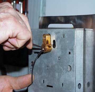 Як зламати замок у двері? (розкрити)