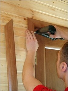 Установка наличників на двері: кілька технік монтажу