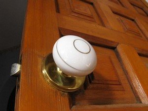 Як розібрати круглу дверну ручку?