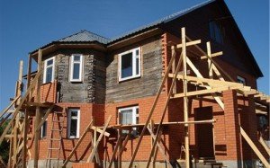 Чим покривають деревяні будинки зовні – основні варіанти. Просочення та лакофарбові покриття. Навісний та мокрий фасад. Облицювання цеглою