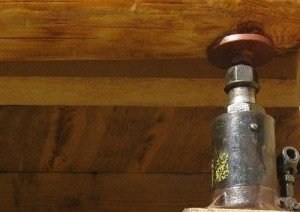 Домкрати для деревяних будинків: розрахунок маси конструкції і основні моменти підйому