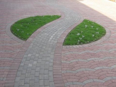 Самостійна укладання тротуарної плитки на ділянці