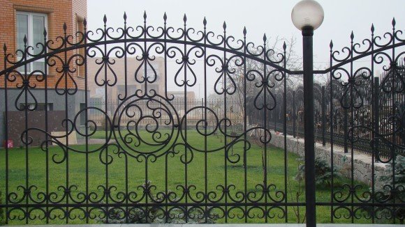 Як самостійно зібрати кований паркан?