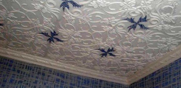Способи обробки стелі у ванній кімнаті