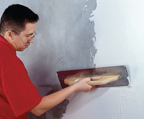 Шпаклівка стін під шпалери: покрокова інструкція