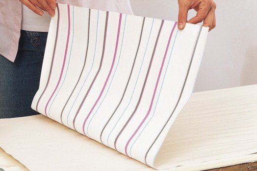 Як поклеїти шпалери своїми руками?