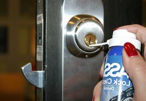 Чим змастити замок вхідних дверей, якщо він заїдає?
