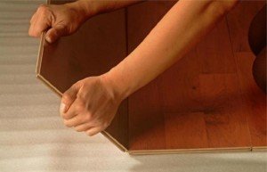 Як постелити ламінат на деревяну підлогу   чотири основних способи