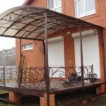 Козирки та навіси над входом з полікарбонату