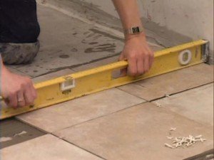 Як класти плитку на підлогу   послідовність монтажу