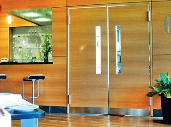 Маятникові двері: міжкімнатні, для ресторанів