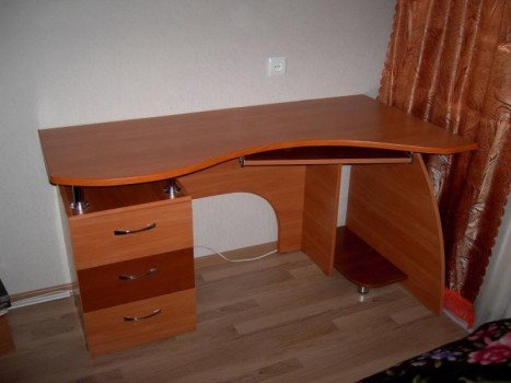 Складання компютерного столу своїми руками Складання компютерного столу своїми руками