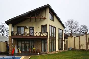 Вхідні двері зі склом для котеджу