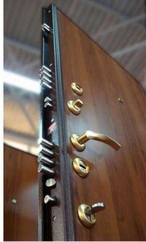 Двері для котеджу або заміського будинку