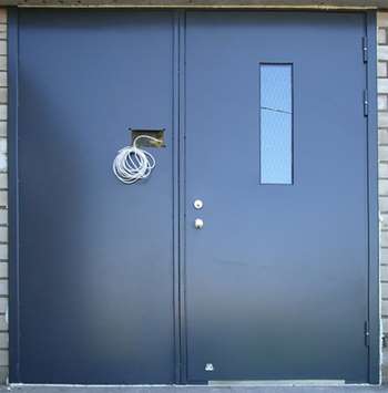 Вхідні металеві двері в підїзд