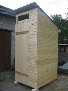 Деревяні туалети для дачі: опис робочого процесу. Облаштування вигрібної ями. Спорудження та обшивка каркаса