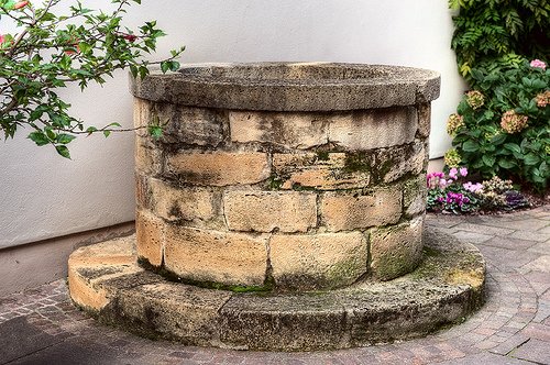 Виготовлення своїми руками декоративного деревяного колодязя Виготовлення своїми руками декоративного деревяного колодязя