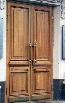 Вхідні деревяні двері з масиву
