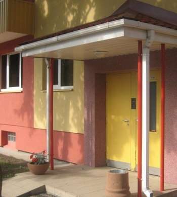 Вхідні металеві двері в підїзд