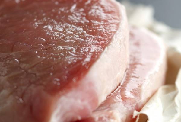 Чому собакам не можна свинину? Відсіваємо правду від міфів!