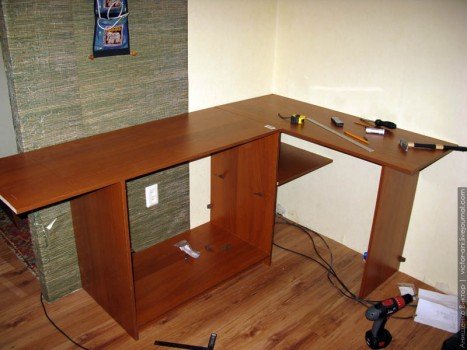 Складання компютерного столу своїми руками Складання компютерного столу своїми руками