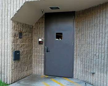 Вхідні металеві двері в підїзд