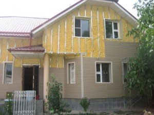 Зруб з профільованого бруса: переваги, недоліки, тонкощі будівництва та утеплення