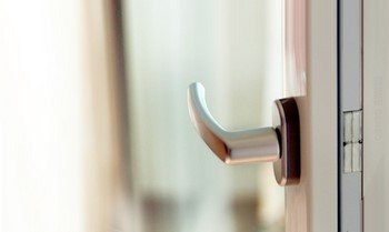 Що робити, якщо не закривається балконні металопластикові двері?