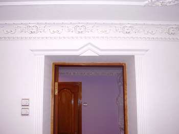 Як облагородити вхідні двері своїми руками?