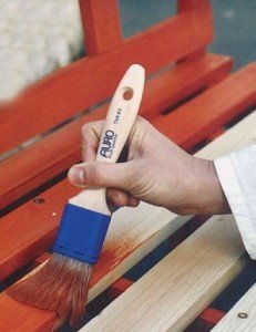 Водоемульсійна фарба для дерева: характеристики матеріалу і особливості його нанесення