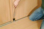 Регулювання дверей шафи купе : установка і складання