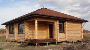 Будівництво будинків з колоди: проекти, розміри і розрахунки, зведення підстави, стін та даху