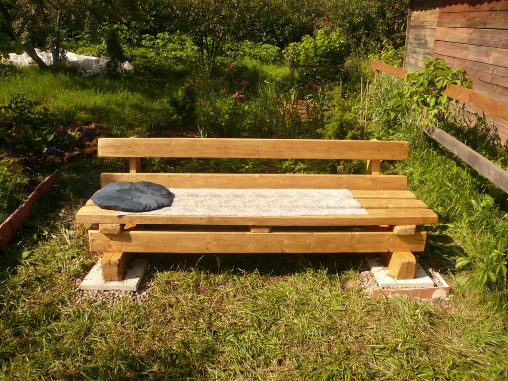 Як самостійно прикрасити сад саморобними предметами