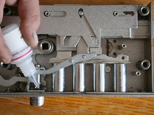 Чим змастити замок вхідних дверей, якщо він заїдає?