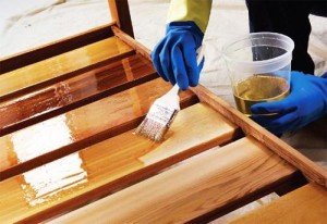 Лак для деревини для зовнішніх робіт – види складів та їх особливості