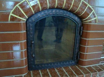 Камінні двері зі склом