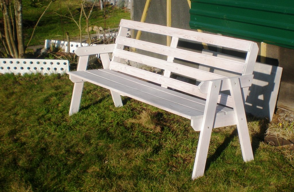 Як самостійно прикрасити сад саморобними предметами