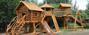 Дитячі будиночки для дачі з дерева: різновиди і процес будівництва