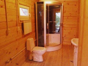 Душова кабіна у деревяному будинку: стаціонарна і переносна конструкція