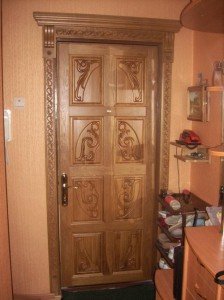 Оновлення двері своїми руками: декорування планками і наличниками