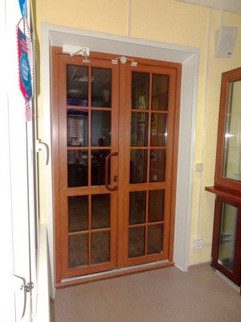 Пластикові двері: що це, скільки це коштує?