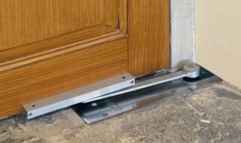 Які бувають доводчики дверей?