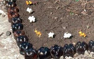 Бордюри для клумб своїми руками з пластикових пляшок, дерева та цегли