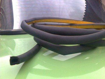 Клейкий ущільнювач для дверей Клейкий ущільнювач для дверей