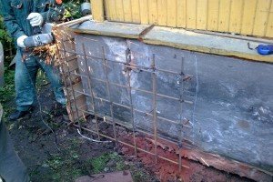 Ремонт старого деревяного будинку своїми руками: поетапний процес. Фундаментні роботи. Відновлення фасаду, даху і горищного приміщення