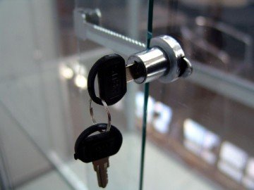 Замки для скляних дверей