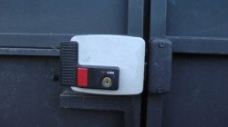 Електромеханічний замок на хвіртку: комбінація механіки з електрикою