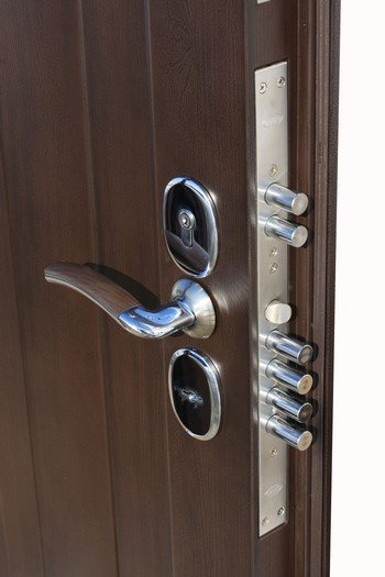 Тамбурні залізні двері в загальний коридор або на сходовий майданчик